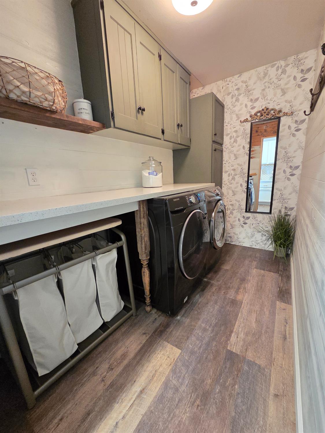 22849 East Jefferson Avenue Reedley, CA 93654 - Photo 10 of 31 a utility room with dryer and washer