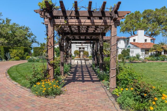a view of a house with backyard and porch