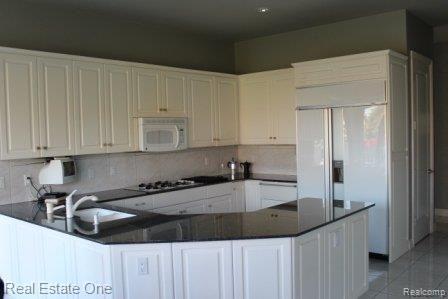 2952 Baytree Court Rochester, MI 48306 - Photo 13 of 25 Builtin Appliances