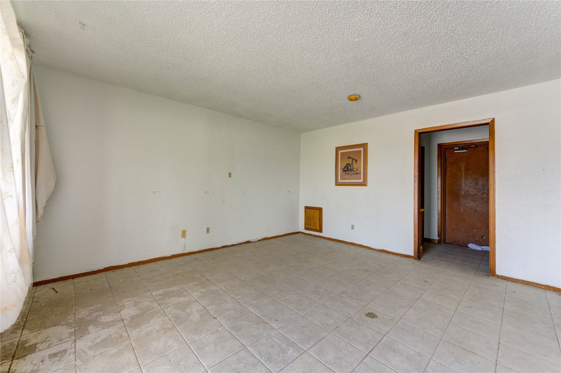 4602 Avenue H Rosenberg, TX 77471 - Photo 35 of 42 an empty room with windows