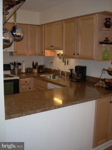 2209 Cartwright Place Reston, VA 20191 - Photo 8 of 20 Gorgeous Counter and Cabinets