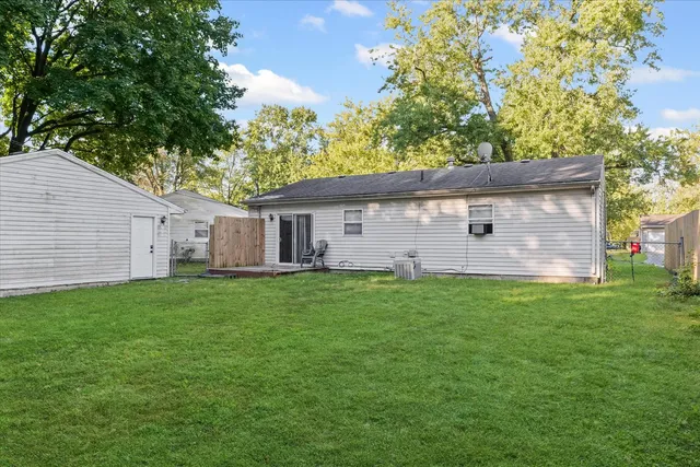 a view of a house with backyard and garden