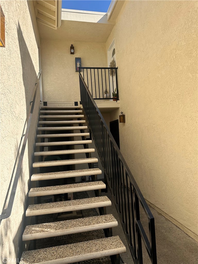 1045 East 3rd Street, Unit 4 Long Beach, CA 90802 - Photo 18 of 20 a view of entryway