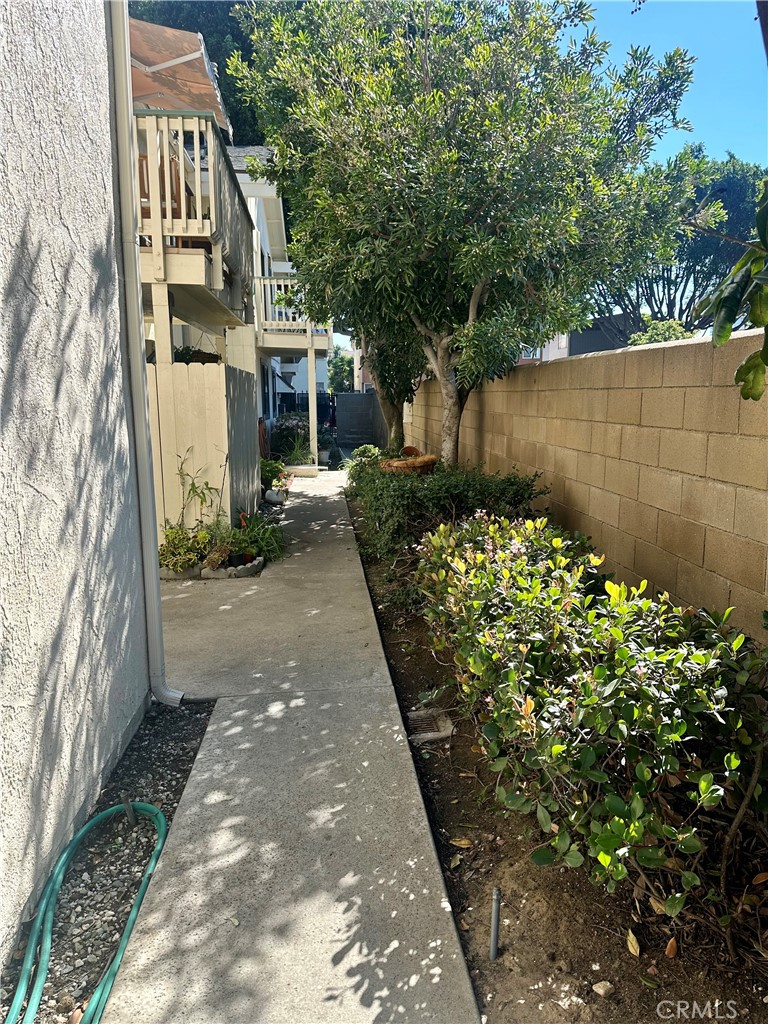 1045 East 3rd Street, Unit 4 Long Beach, CA 90802 - Photo 19 of 20 a backyard of a house with lots of green space