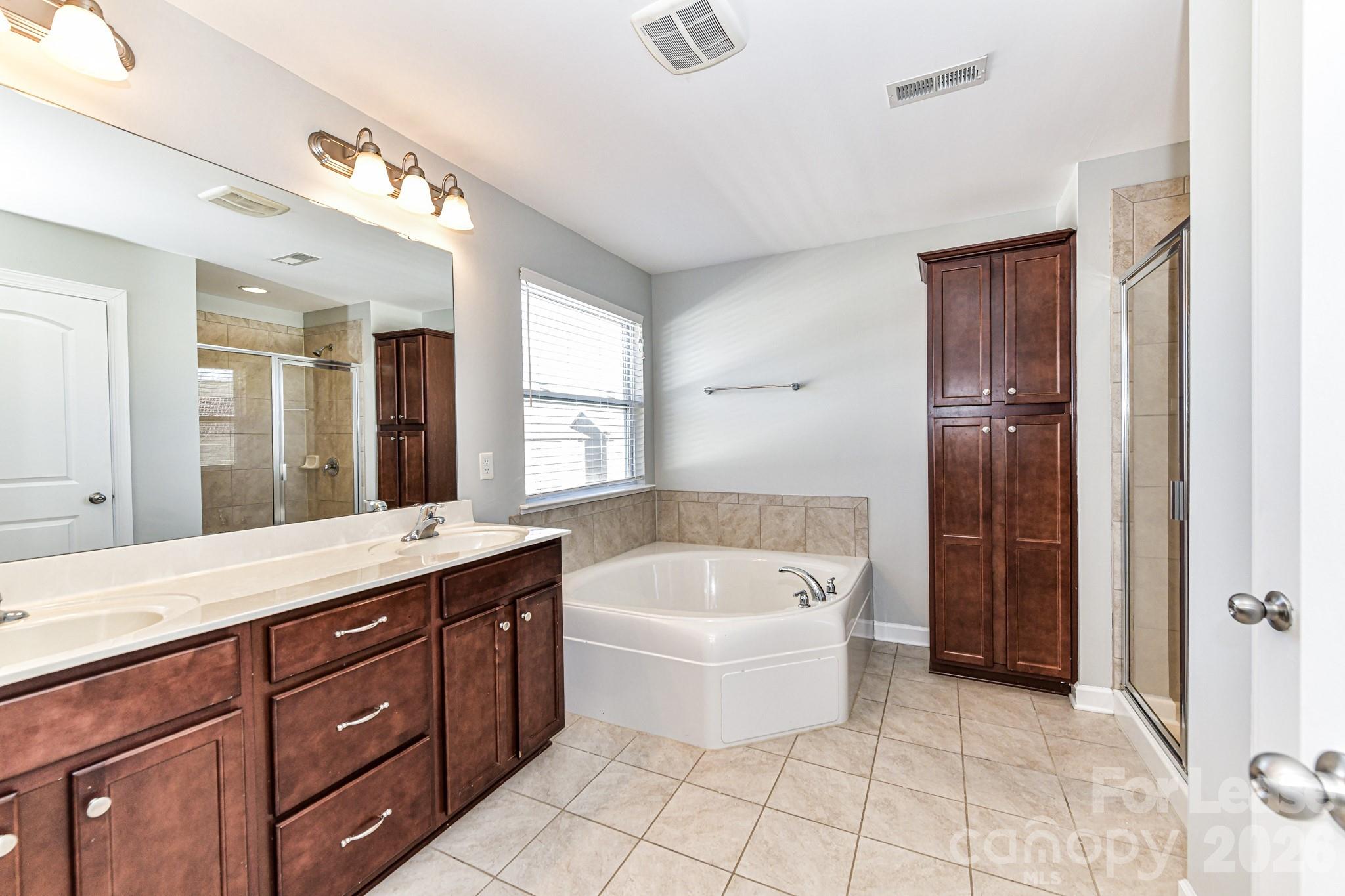 4316 Hubbard Road Charlotte, NC 28269 - Photo 28 of 46 a spacious bathroom with a tub sink and mirror