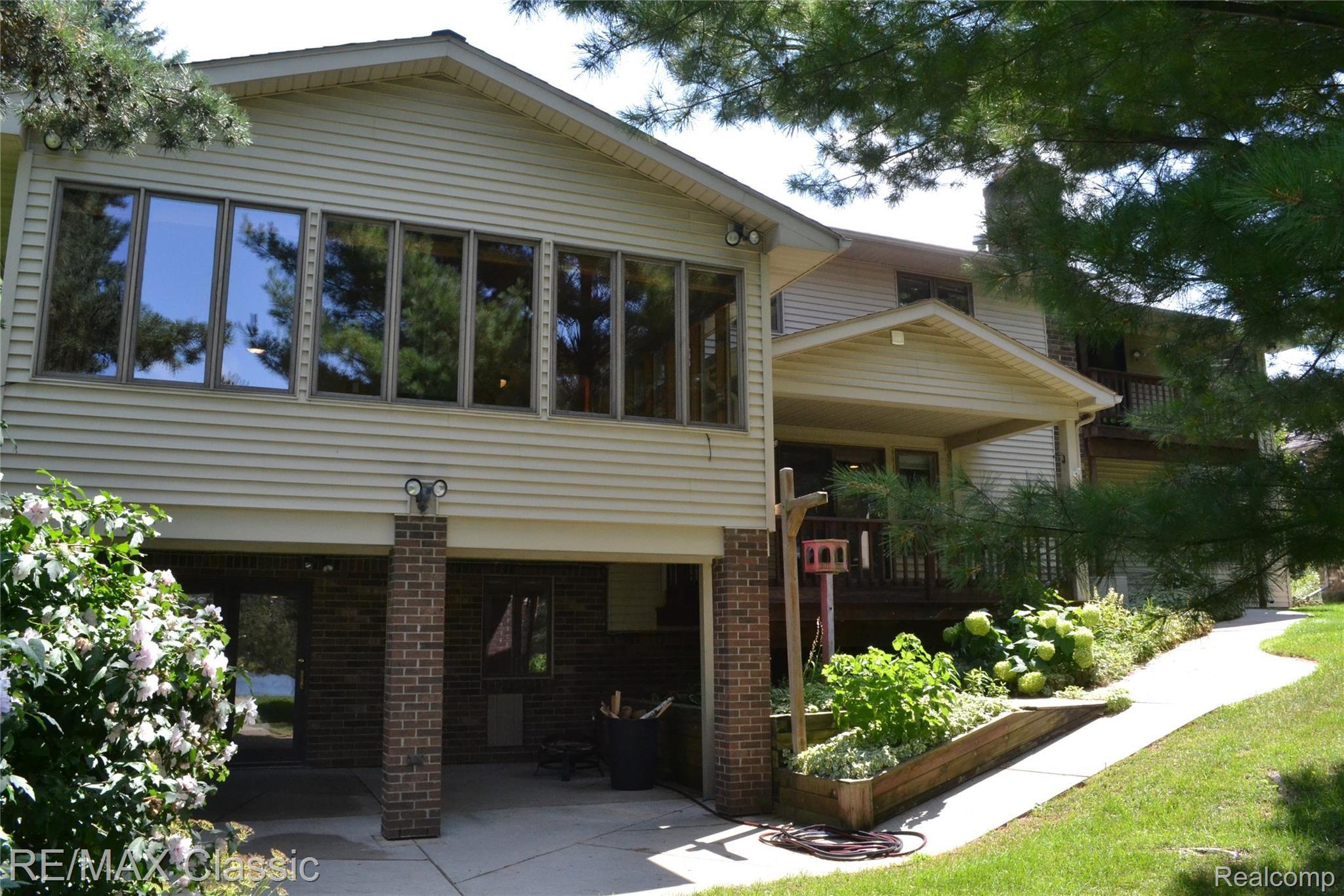 4443 Ravinewood Drive Commerce Township, MI 48382 - Photo 4 of 46 4443 Ravinewood Drive001 (35).JPG