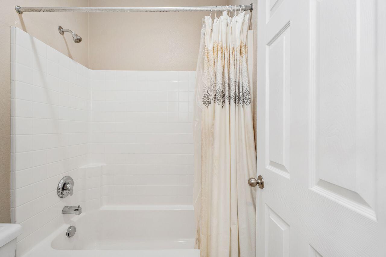 42724 Tango Court Indio, CA 92203 - Photo 22 of 27 a bathroom with a bathtub