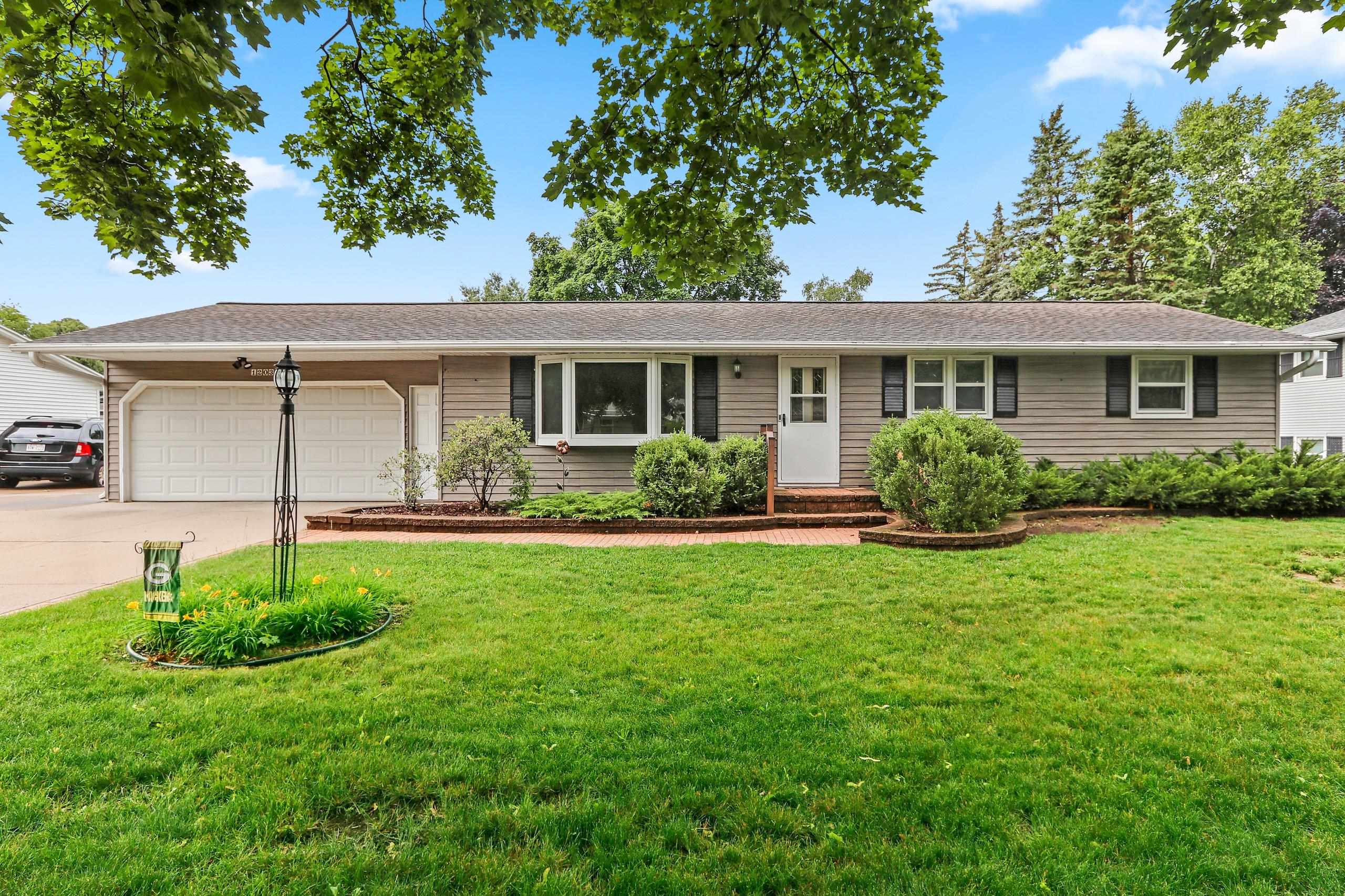 1203 Valleyview Road Green Bay, WI 54304 - Photo 3 of 81