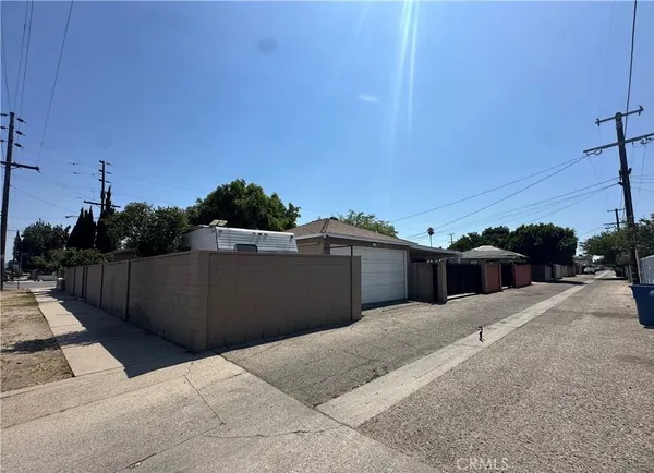 $900,000 | 10673 Saticoy Street, Sun Valley, CA 91352
