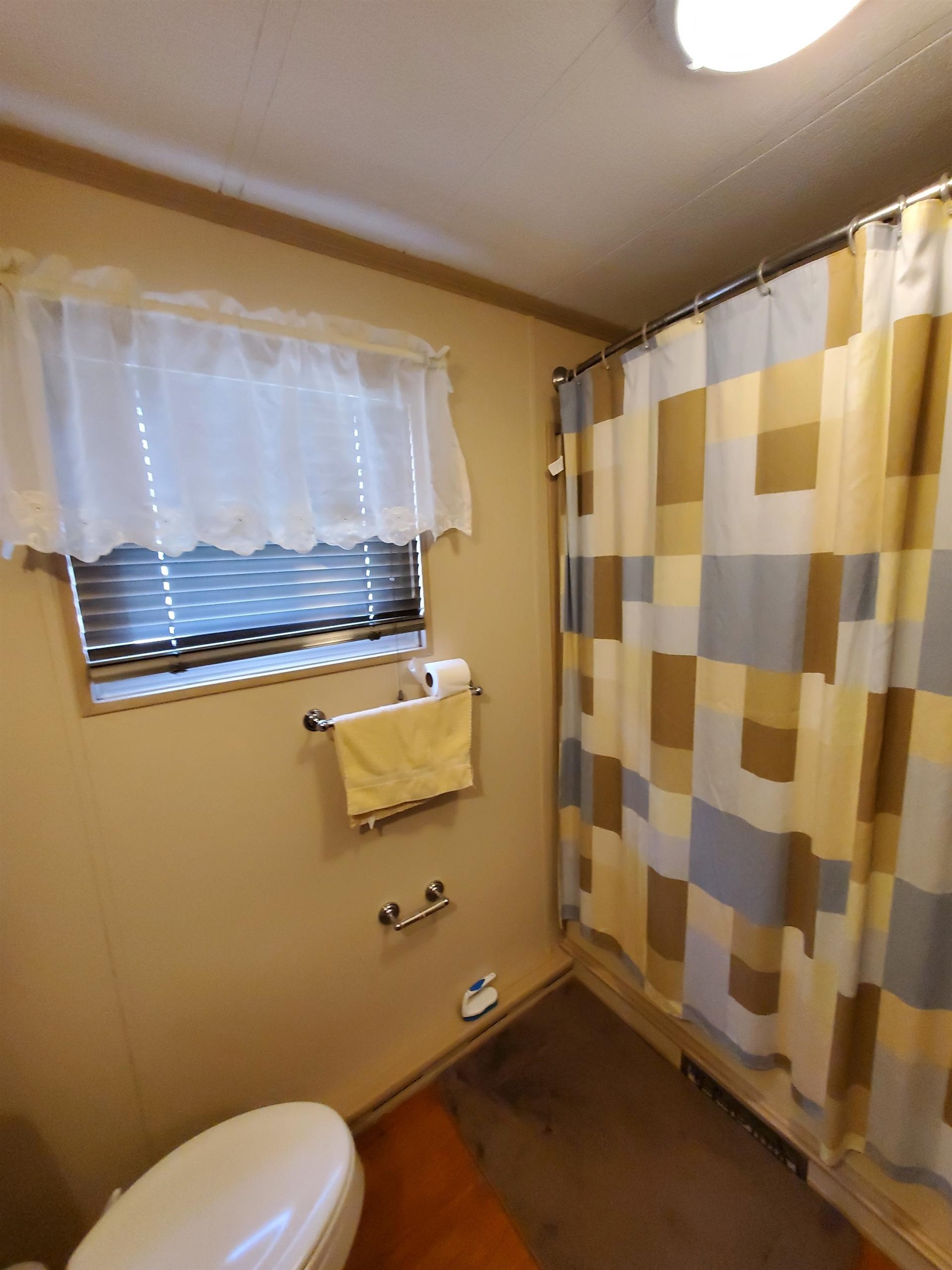 577 Miles Standish Lane Buena, NJ 08310 - Photo 4 of 11 a bathroom with a sink toilet and shower