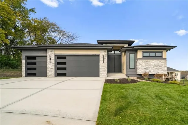 $716,900 | 2234 Southwest Heartland Court, Lee's Summit, MO 64082