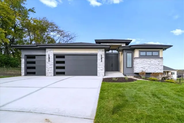 $716,900 | 2234 Southwest Heartland Court, Lee's Summit, MO 64082