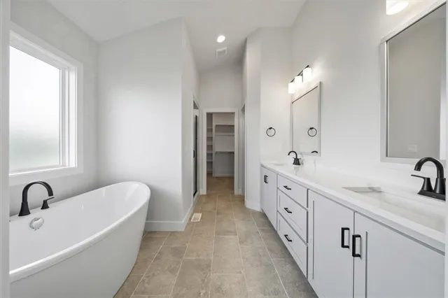 $716,900 | 2234 Southwest Heartland Court, Lee's Summit, MO 64082