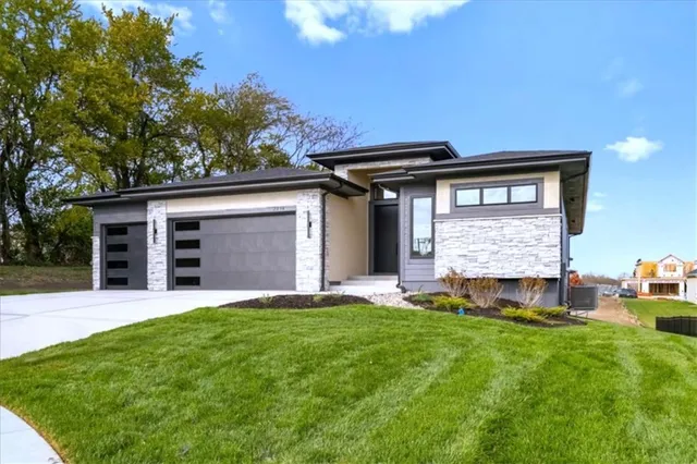 $716,900 | 2234 Southwest Heartland Court, Lee's Summit, MO 64082