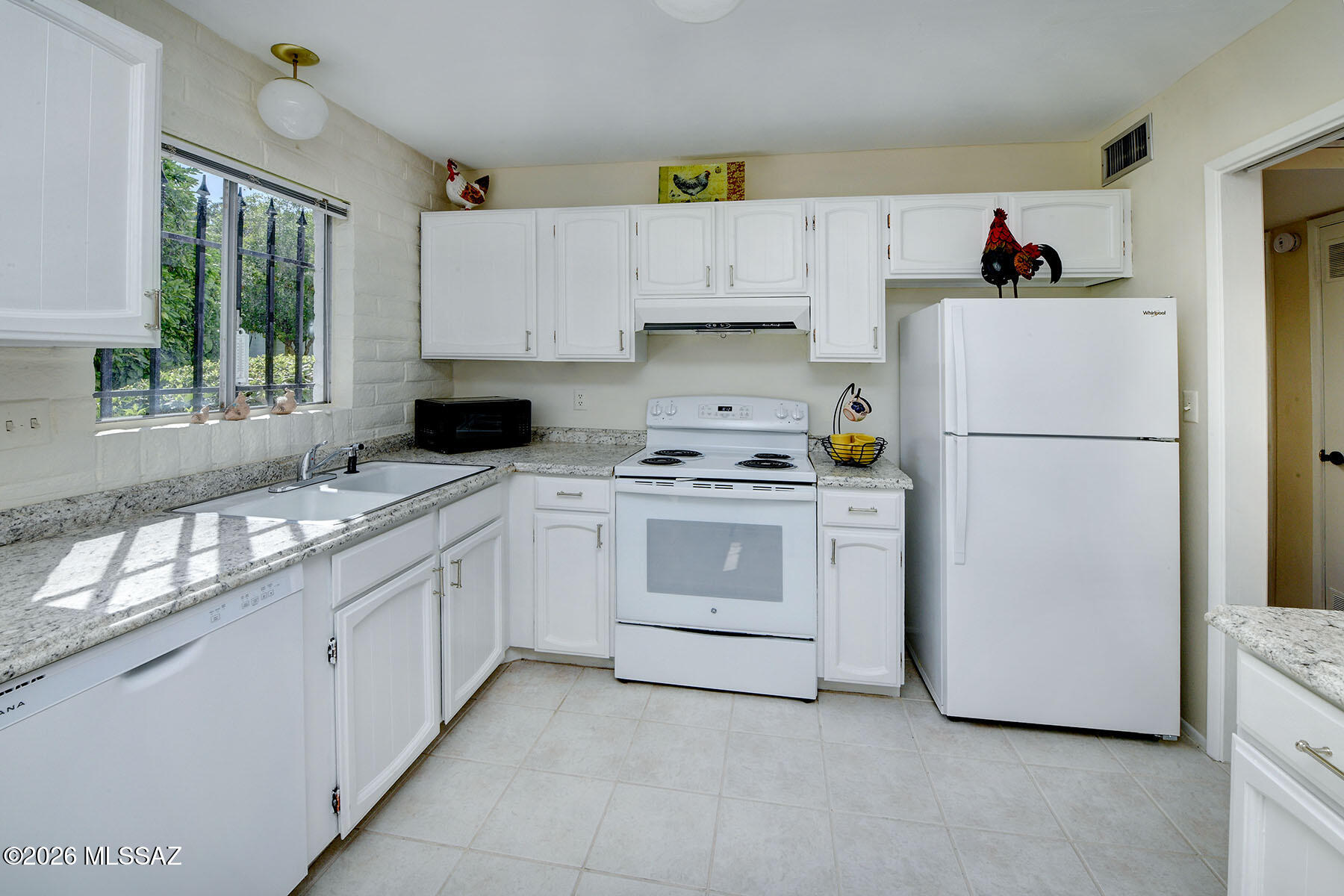 711 West Las Lomitas Road Tucson, AZ 85704 - Photo 15 of 29 LARGE, UPDATED KITCHEN