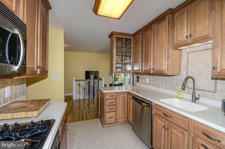 6146 Roxbury Avenue Springfield, VA 22152 - Photo 7 of 22 Kitchen