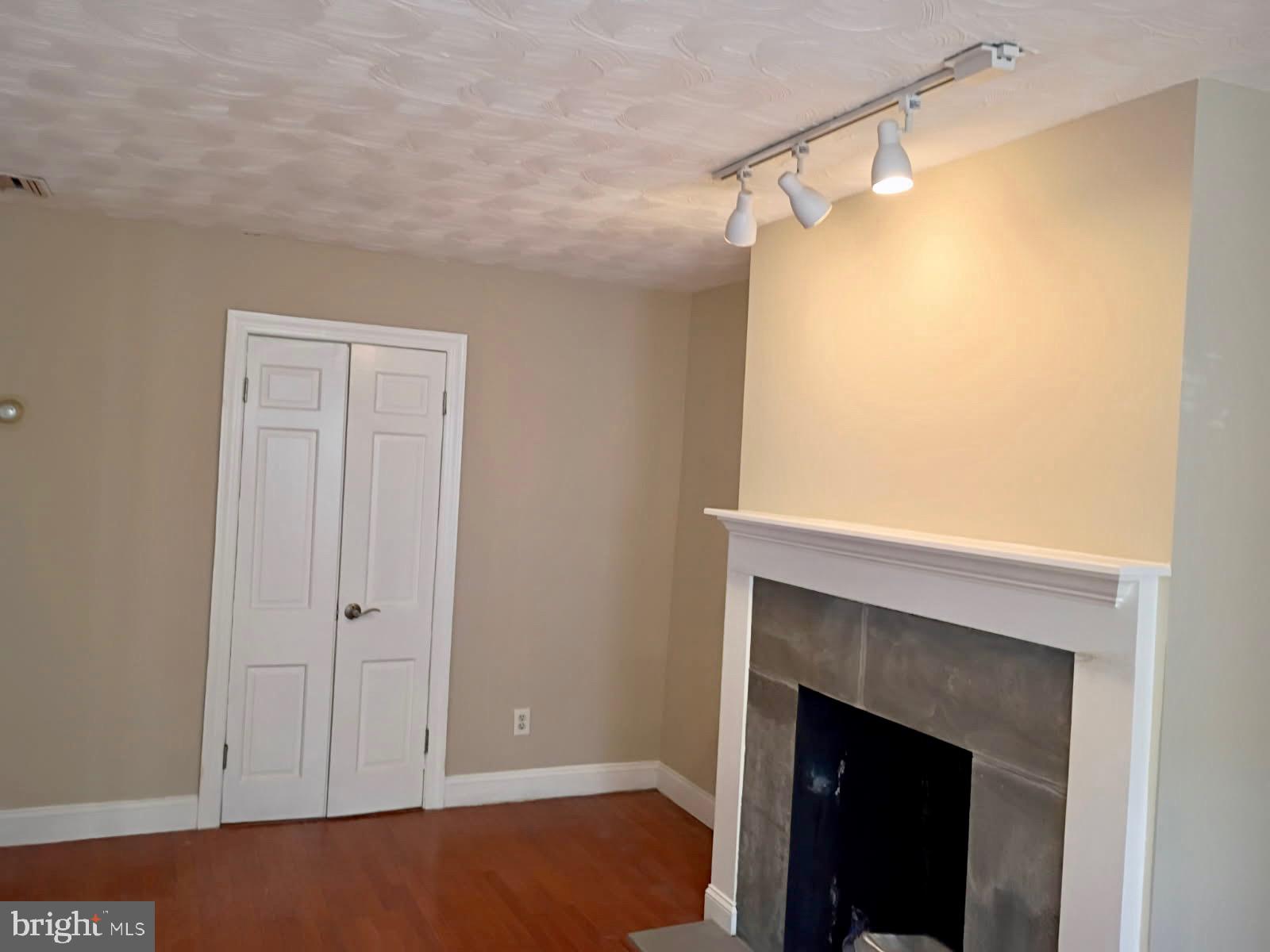 514 11th Street Southeast, Unit B Washington, DC 20003 - Photo 3 of 9