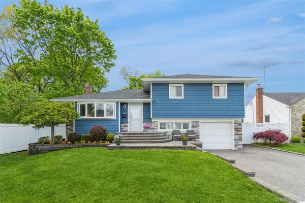 $895,000 | 72 Lincoln Road West, Plainview, NY 11803