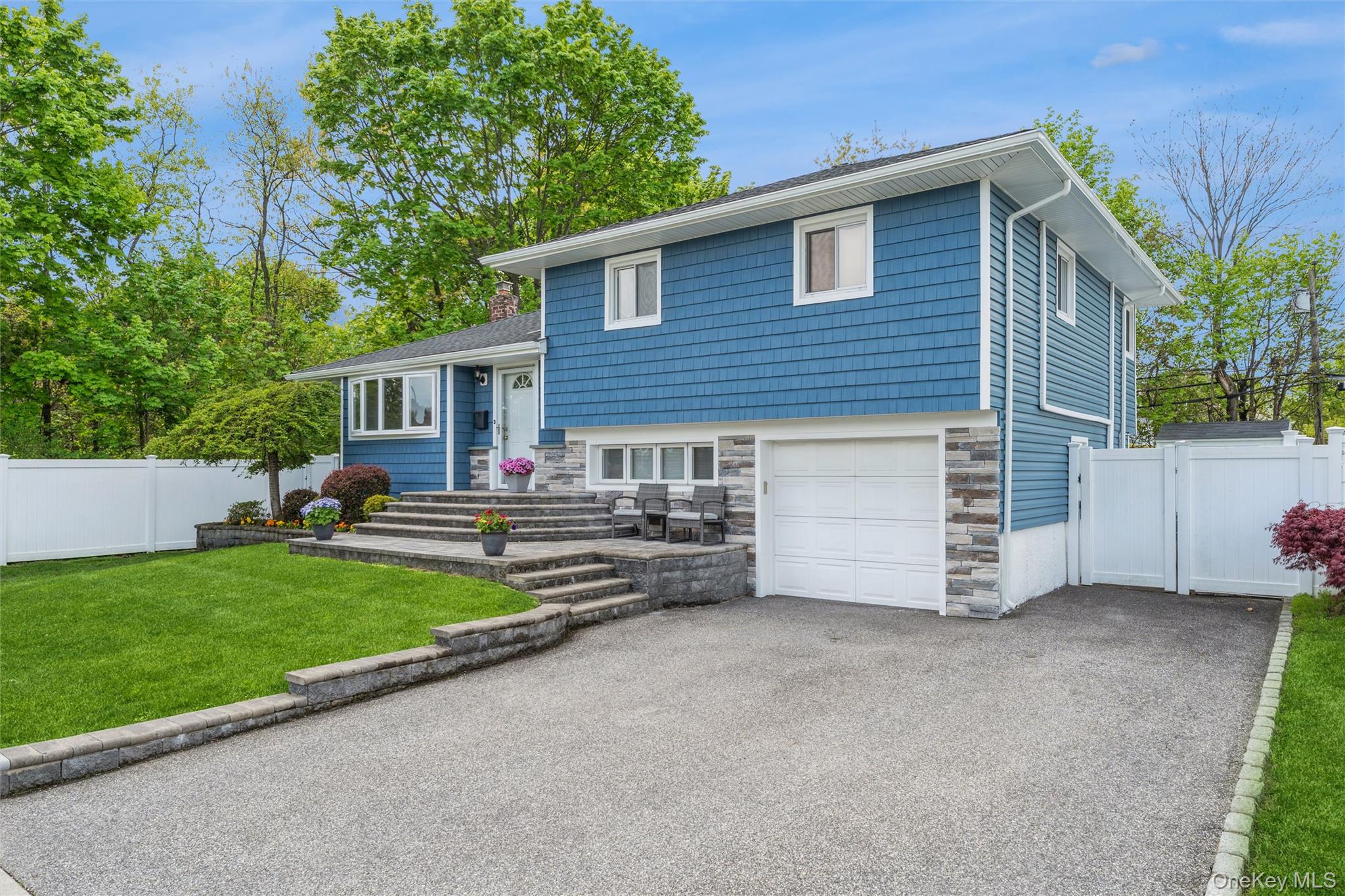 72 Lincoln Road West Plainview, NY 11803 - Photo 3 of 20