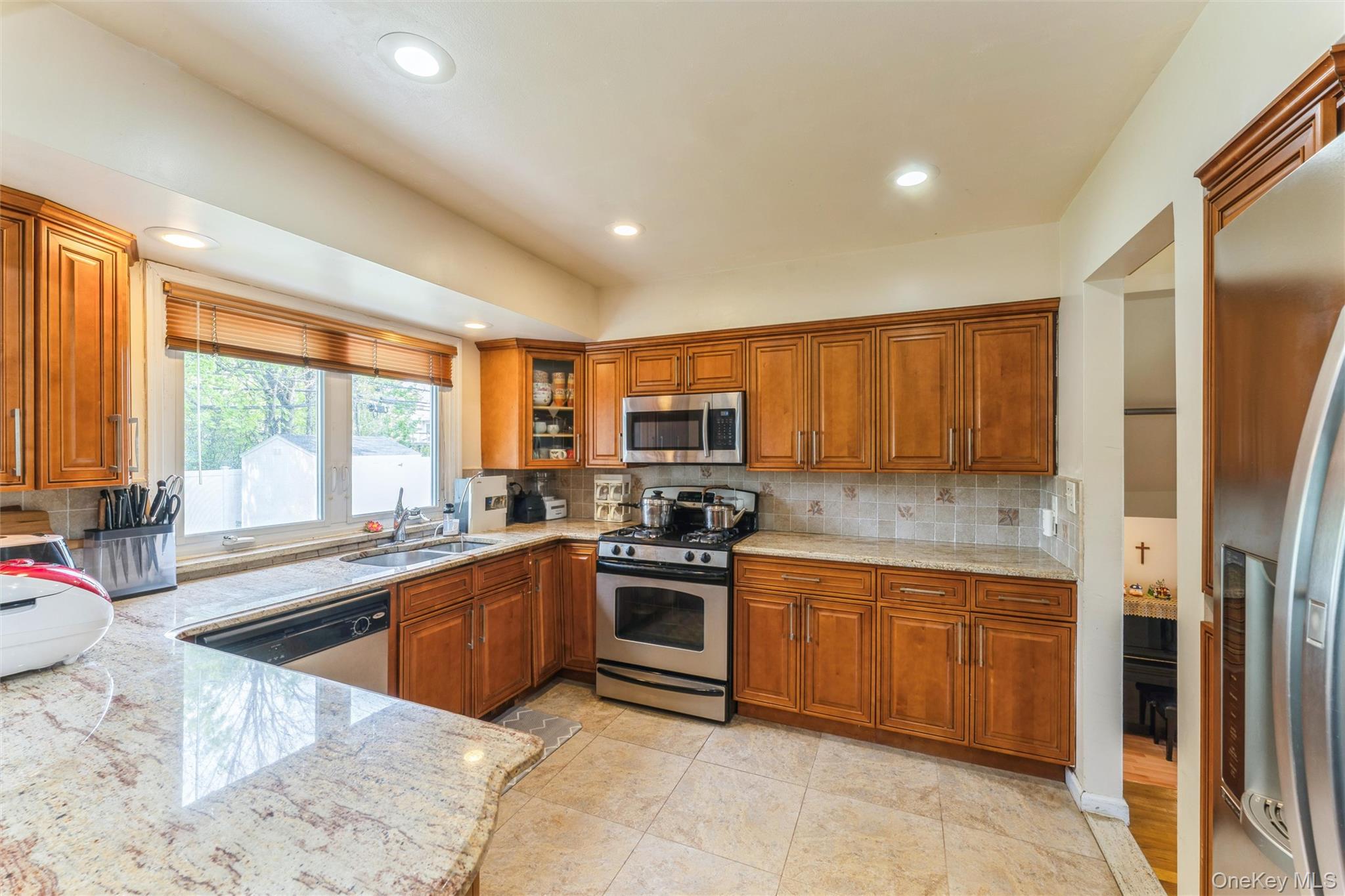 72 Lincoln Road West Plainview, NY 11803 - Photo 7 of 20