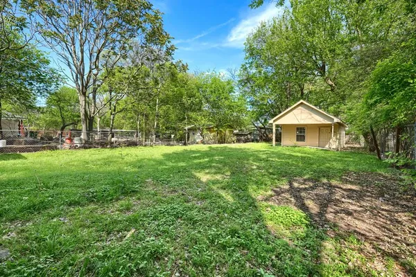 a view of front of a house with a yard