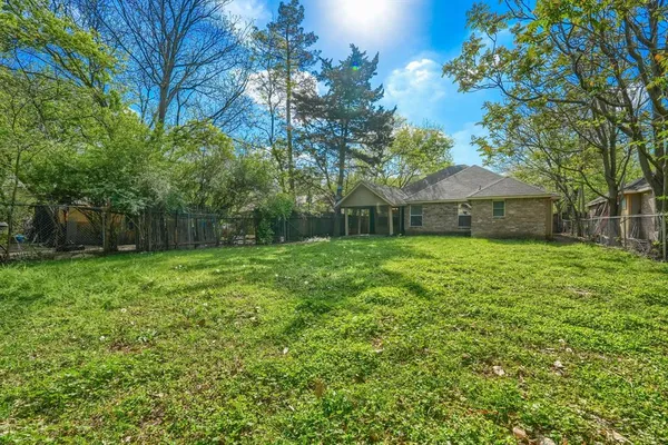 a view of a house with a backyard