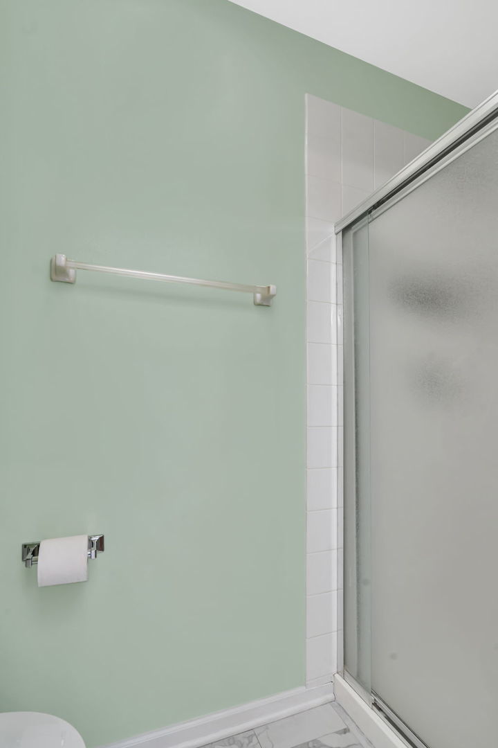 2509 Rosehall Lane Aurora, IL 60503 - Photo 30 of 51 a bathroom with a shower