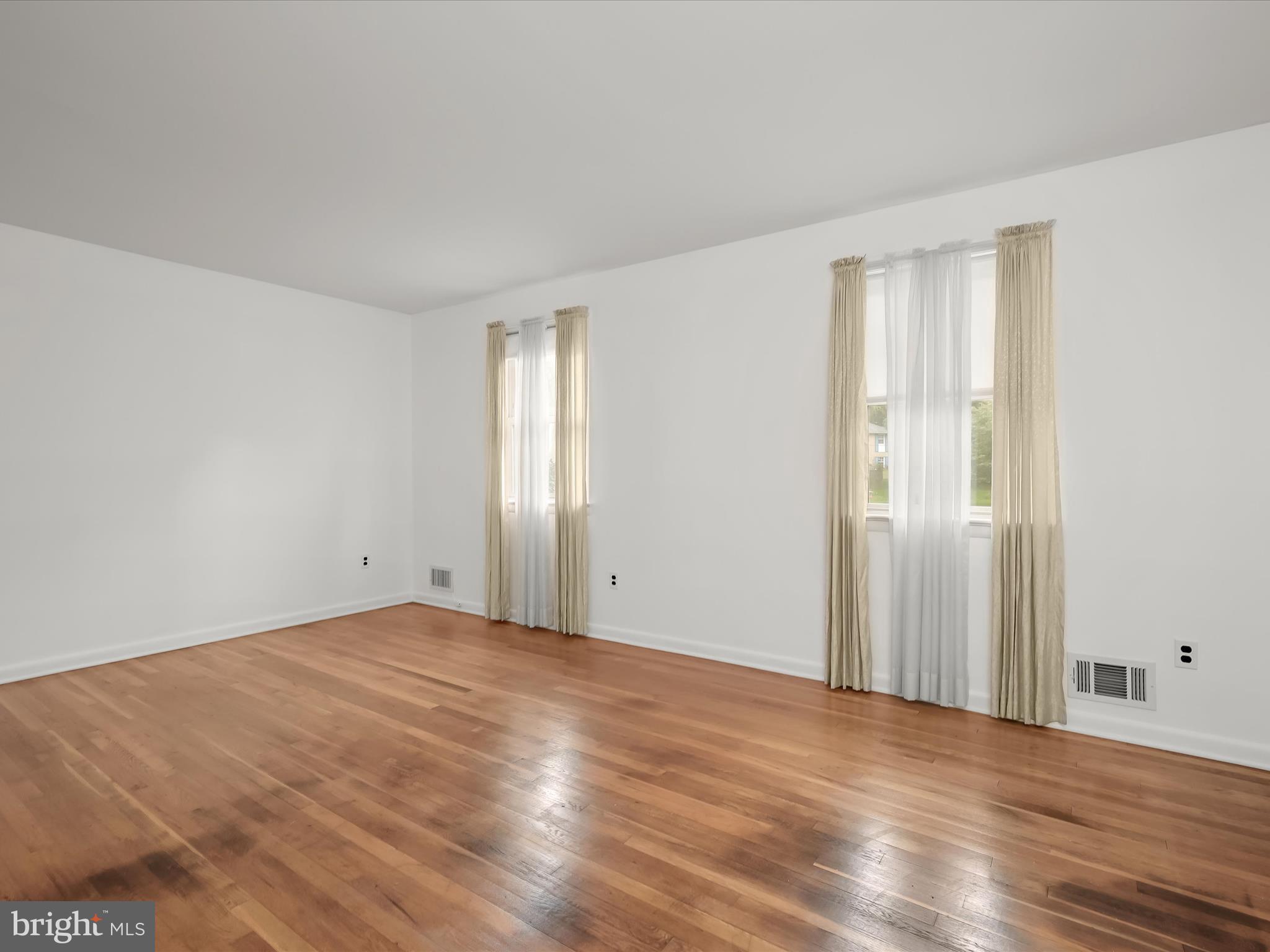 16010 Jerald Road Laurel, MD 20707 - Photo 7 of 42 Living Room