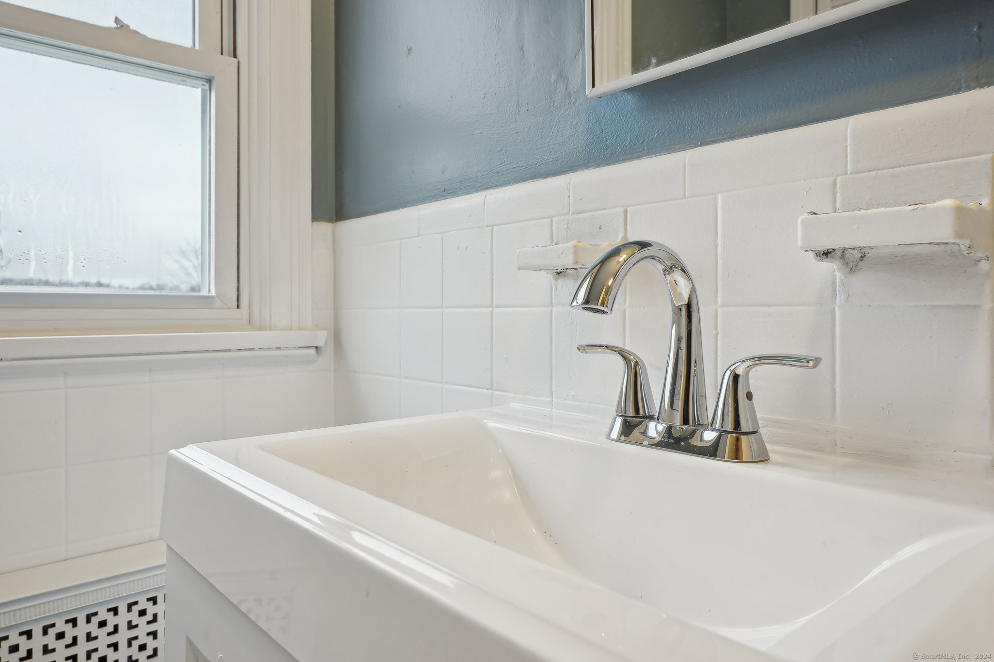 59 High Street Derby, CT 06418 - Photo 17 of 29 a bathroom with a bathtub