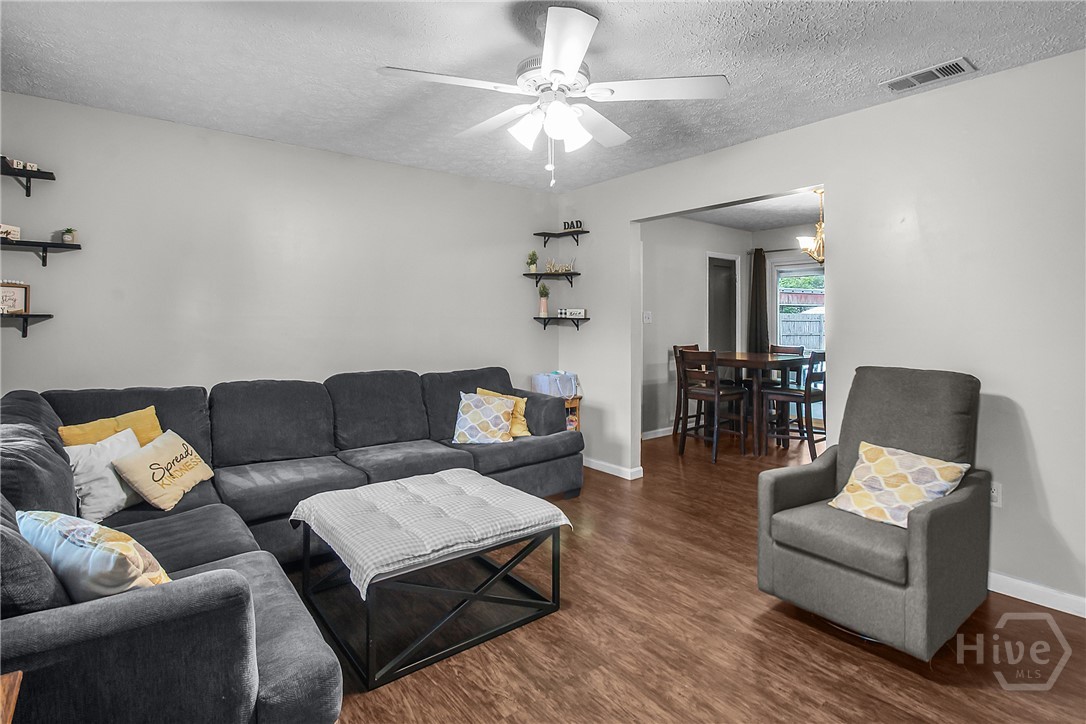 302 Tunnel Road Springfield, GA 31329 - Photo 4 of 41 Living Area