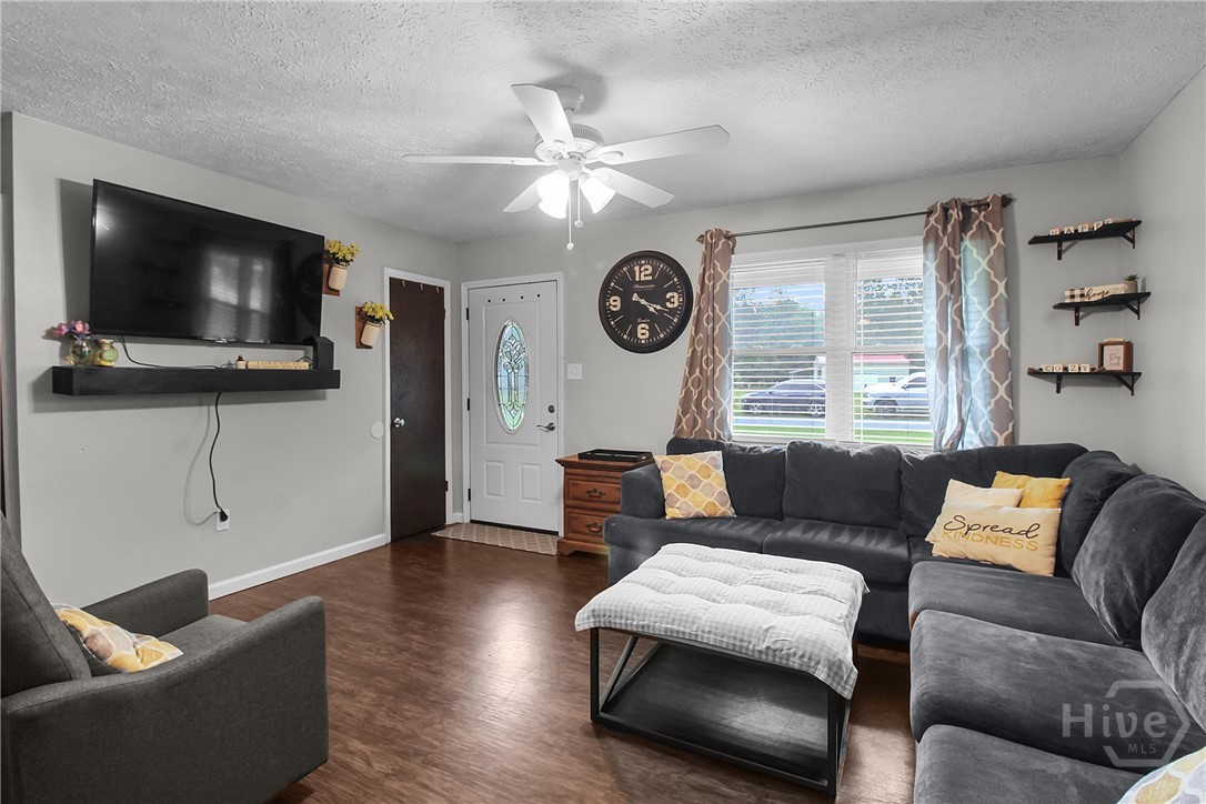 302 Tunnel Road Springfield, GA 31329 - Photo 5 of 41 Living Area