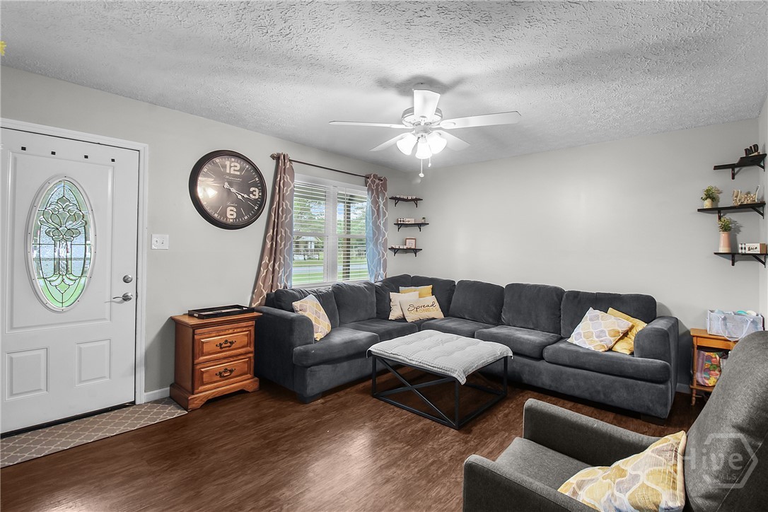 302 Tunnel Road Springfield, GA 31329 - Photo 6 of 41 Living Area