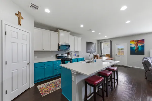$2,600 | 2009 Los Olivios Way, Austin, TX 78725