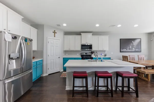 $2,600 | 2009 Los Olivios Way, Austin, TX 78725