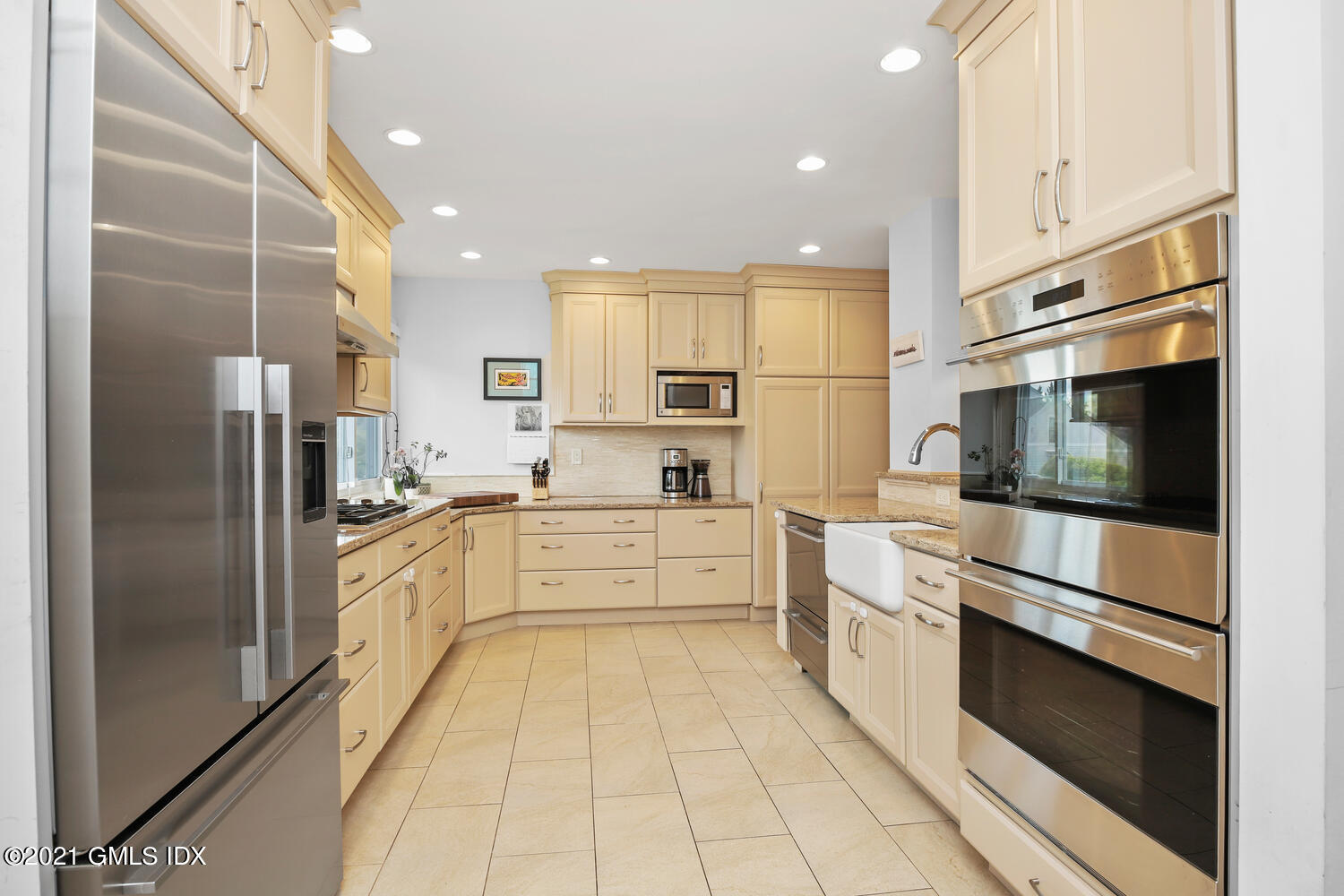 3 Whiffletree Way, Unit 3 Riverside, CT 06878 - Photo 2 of 24 a large kitchen with stainless steel appliances and a refrigerator