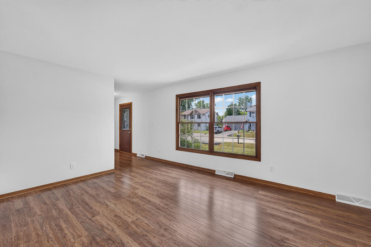 5417 Sandhill Road Caledonia, WI 53402 - Photo 12 of 29 Living Room