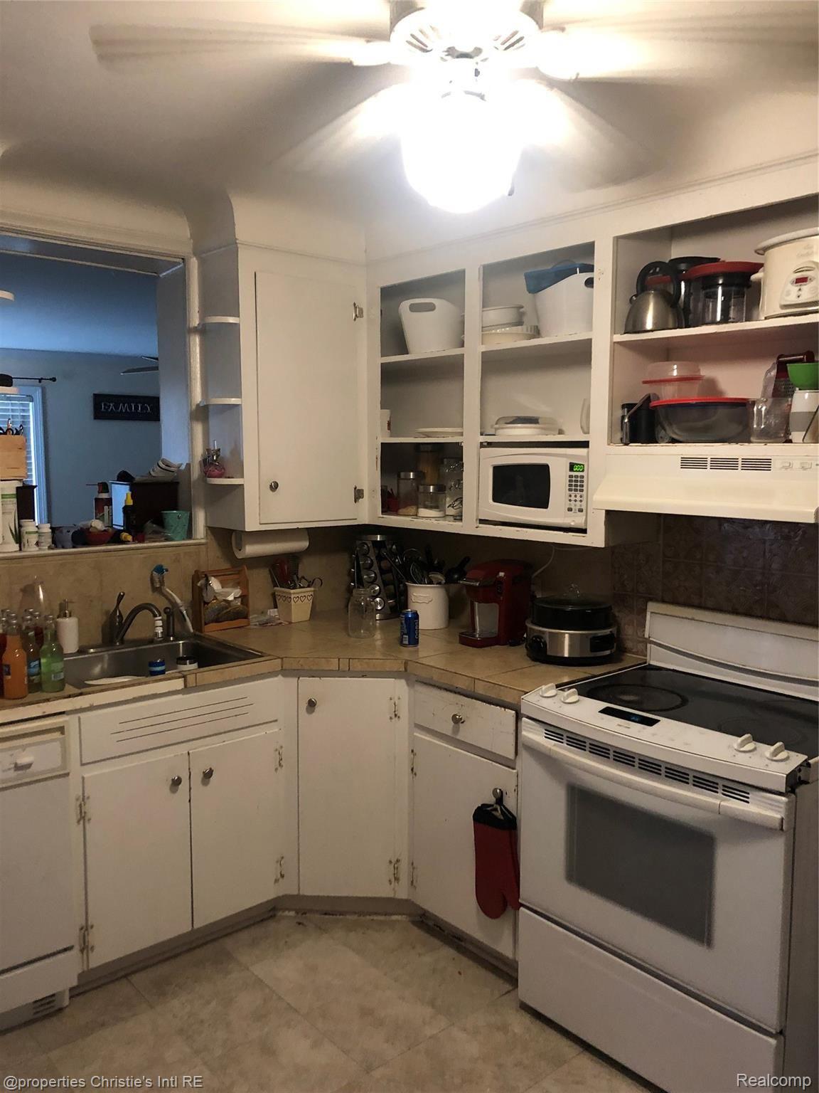 3949 Harvard Road Detroit, MI 48224 - Photo 7 of 21 34835A89-F53B-46EB-B342-3ECB9EBA38AC.jpeg