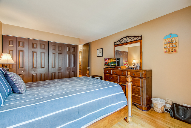 720 West Gordon Terrace, Unit 5B Chicago, IL 60613 - Photo 12 of 20 a bedroom with a bed and a flat screen tv