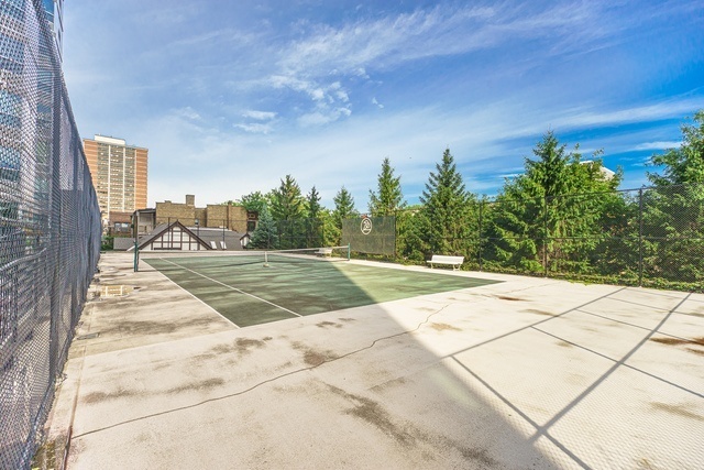 720 West Gordon Terrace, Unit 5B Chicago, IL 60613 - Photo 16 of 20 a view of backyard