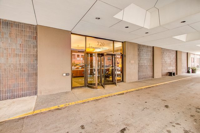 720 West Gordon Terrace, Unit 5B Chicago, IL 60613 - Photo 20 of 20 a view of a indoor garage