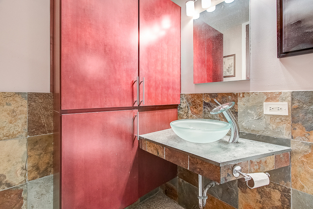 720 West Gordon Terrace, Unit 5B Chicago, IL 60613 - Photo 9 of 20 a bathroom with a sink and a mirror