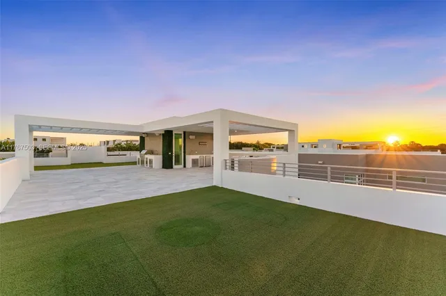 a view of a big room with a big yard