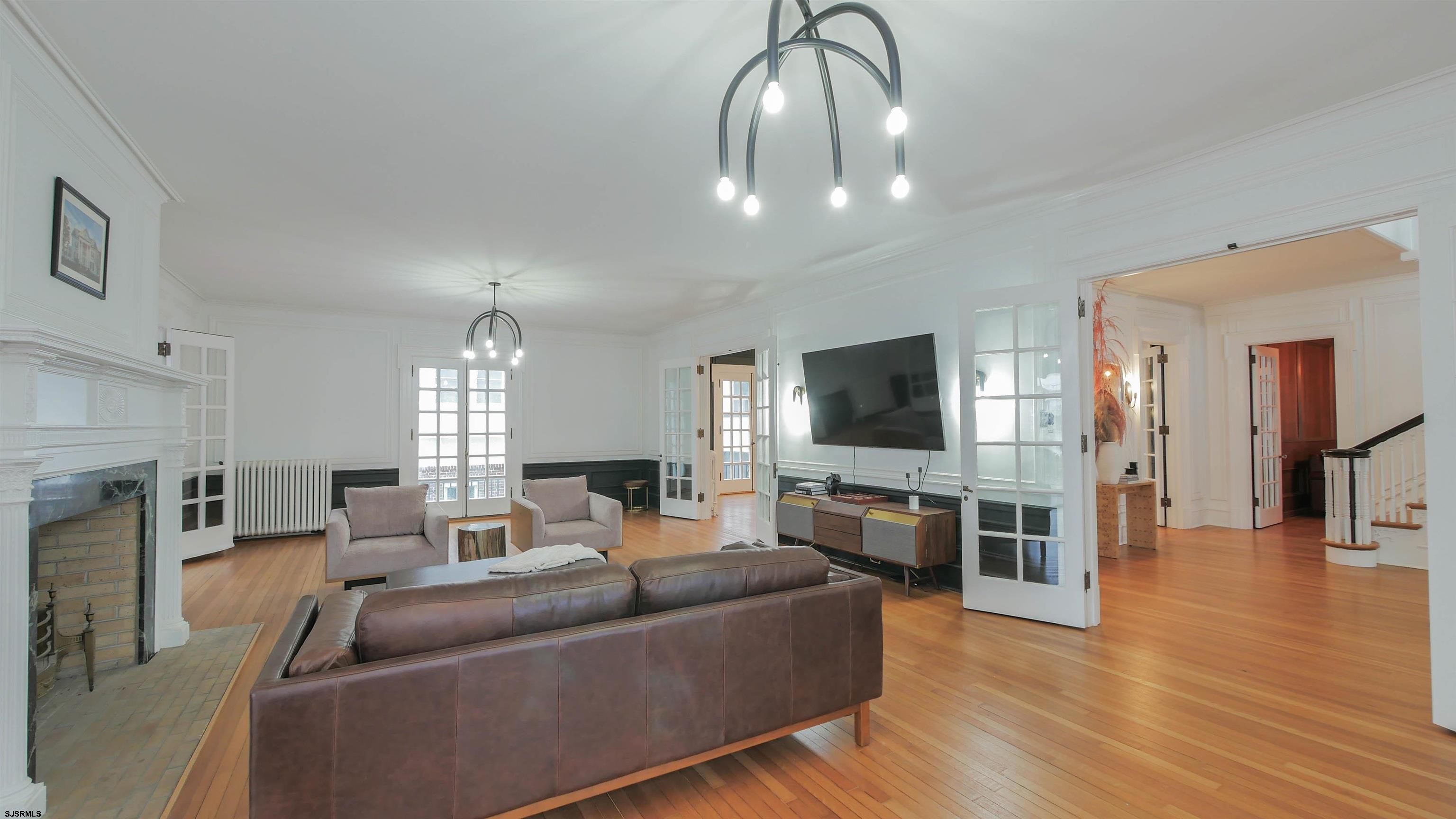 4700 Atlantic Avenue Atlantic City, NJ 08401 - Photo 5 of 74 a living room with furniture and a flat screen tv