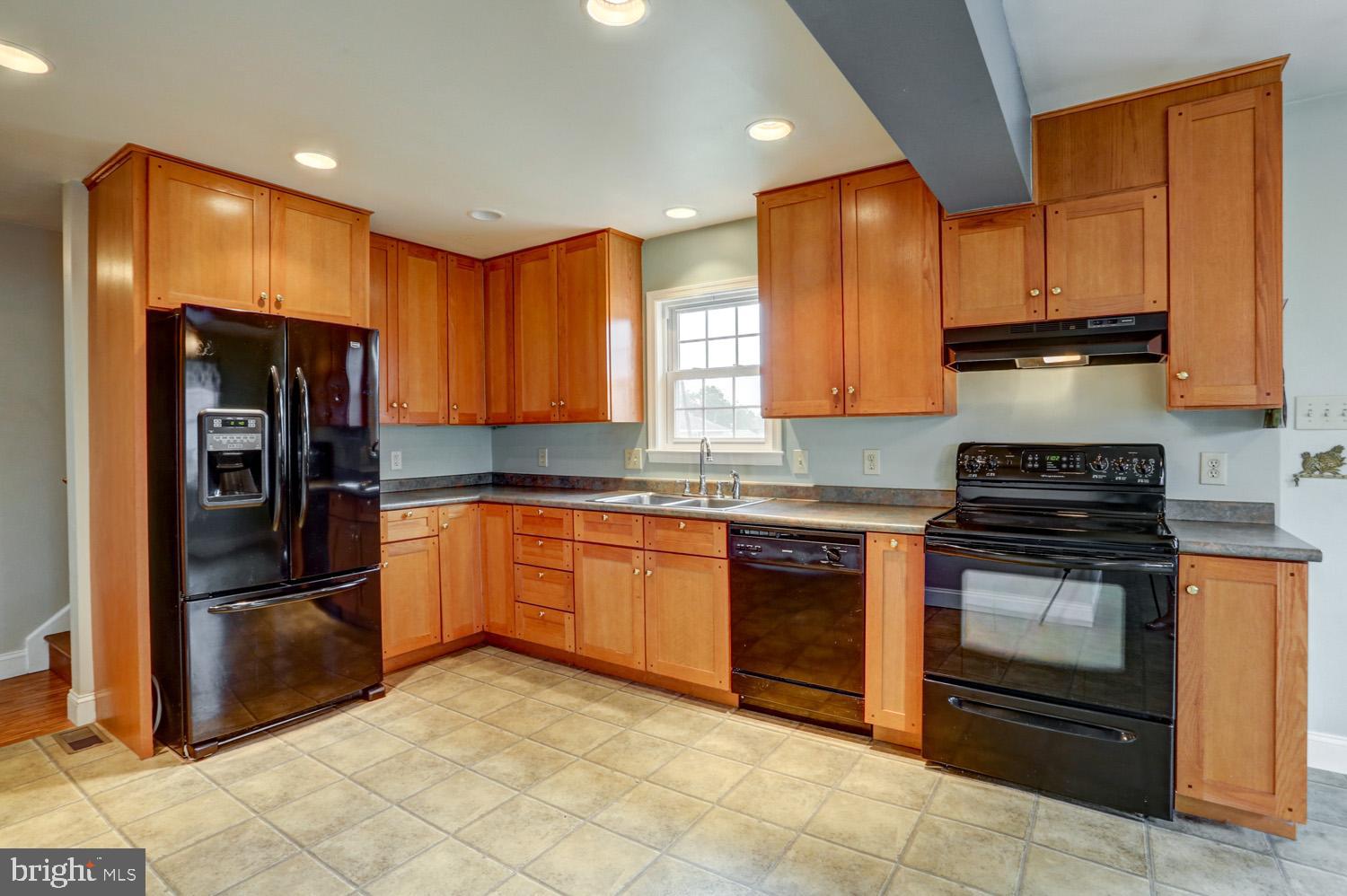 411 Haig Boulevard Reading, PA 19607 - Photo 10 of 36 Lots of cabinets in the Kitchen & Flat-top Range