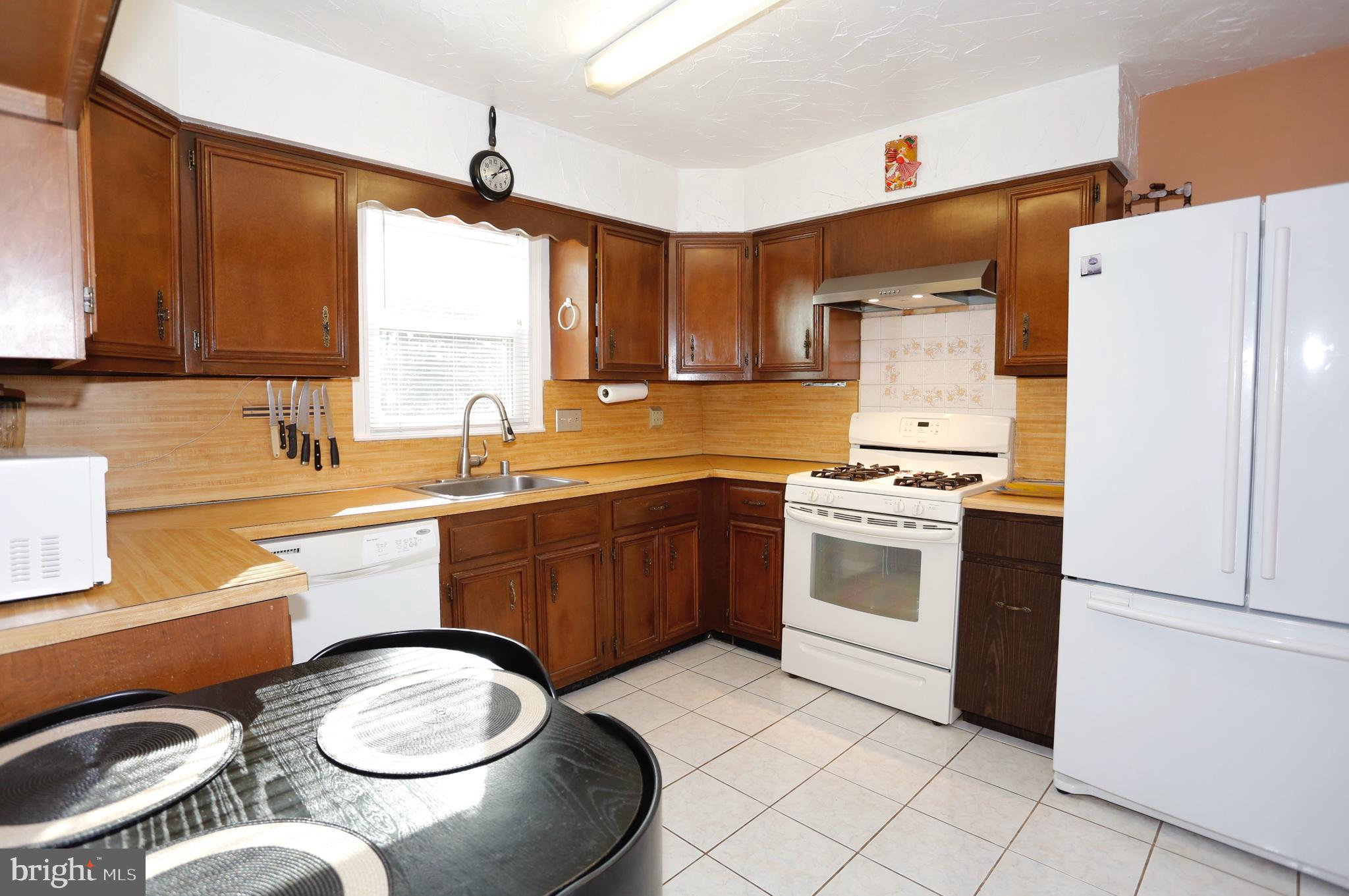 314 Summit Hall Road Gaithersburg, MD 20877 - Photo 11 of 31 Kitchen with small breakfast area