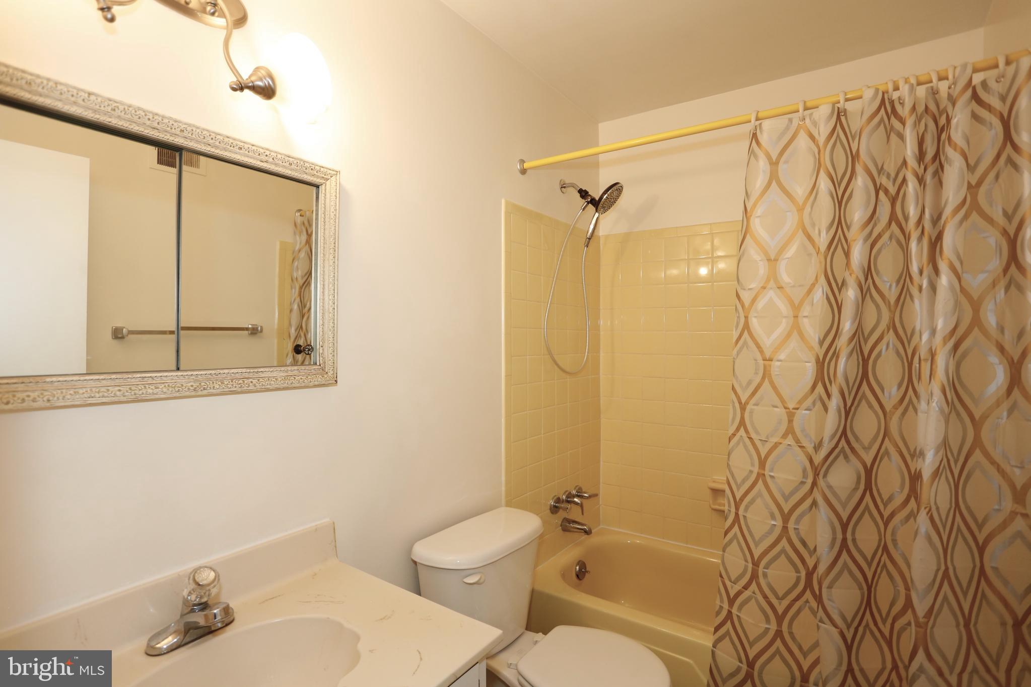 314 Summit Hall Road Gaithersburg, MD 20877 - Photo 22 of 31 Upper- level hall bath with tub