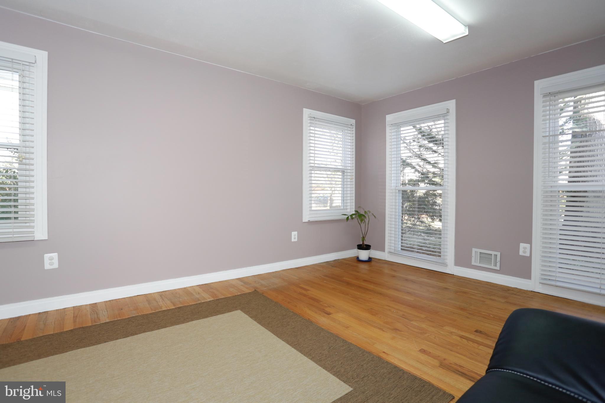 314 Summit Hall Road Gaithersburg, MD 20877 - Photo 5 of 31 Part of living room