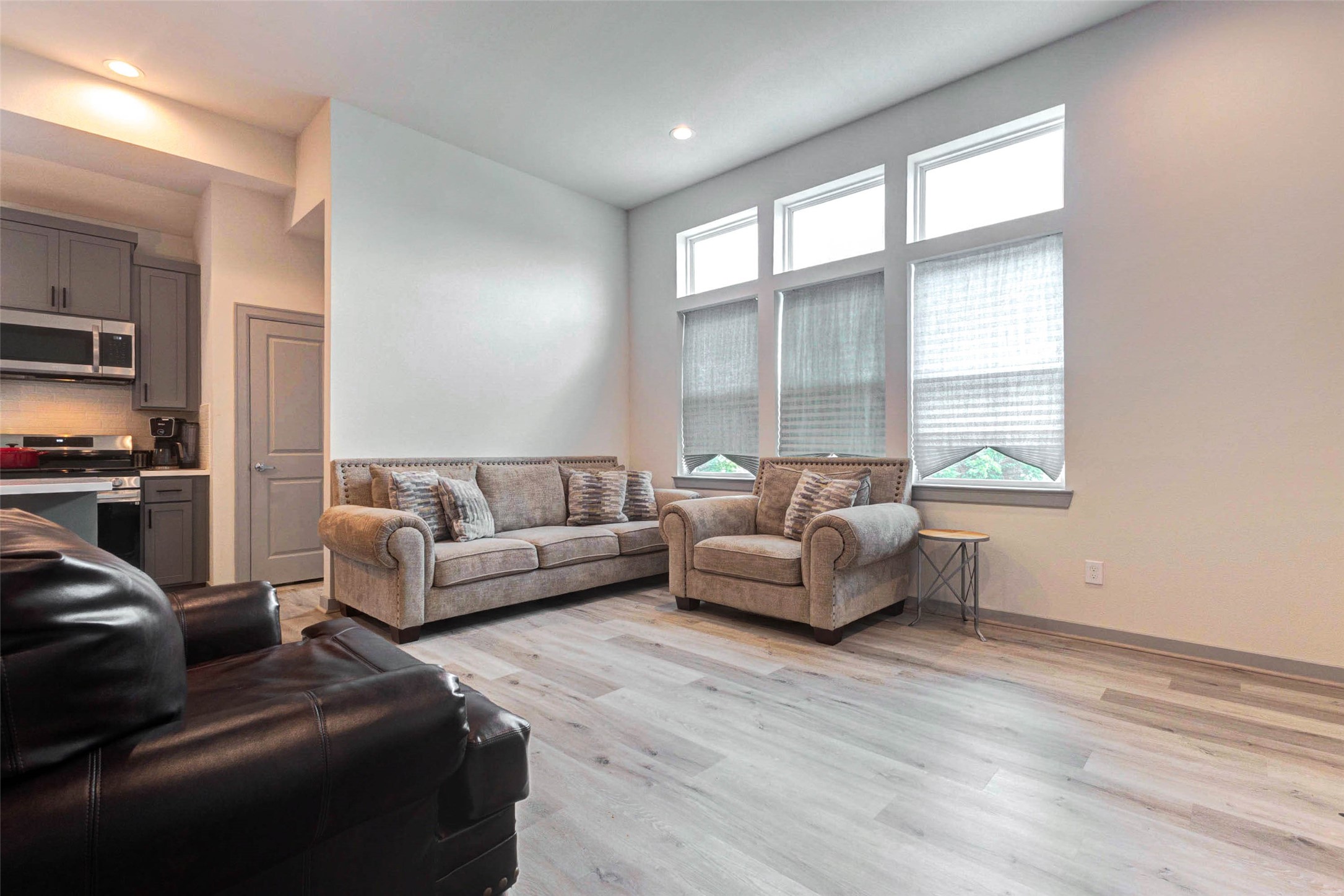 4502 Buck Street Houston, TX 77020 - Photo 18 of 27 Large living space, perfect for movie marathons!