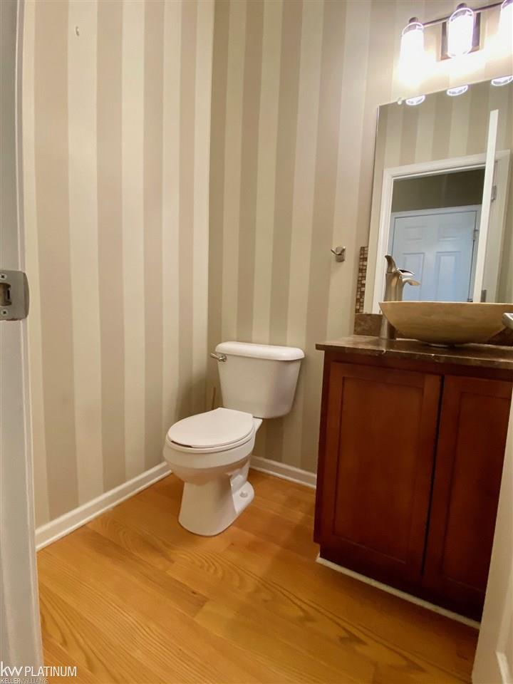2761 Eastern Rochester, MI 48307 - Photo 20 of 36 Lavatory