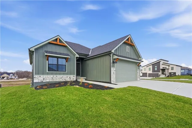 $599,900 | 12160 North Tracy Avenue, Kansas City, MO 64165